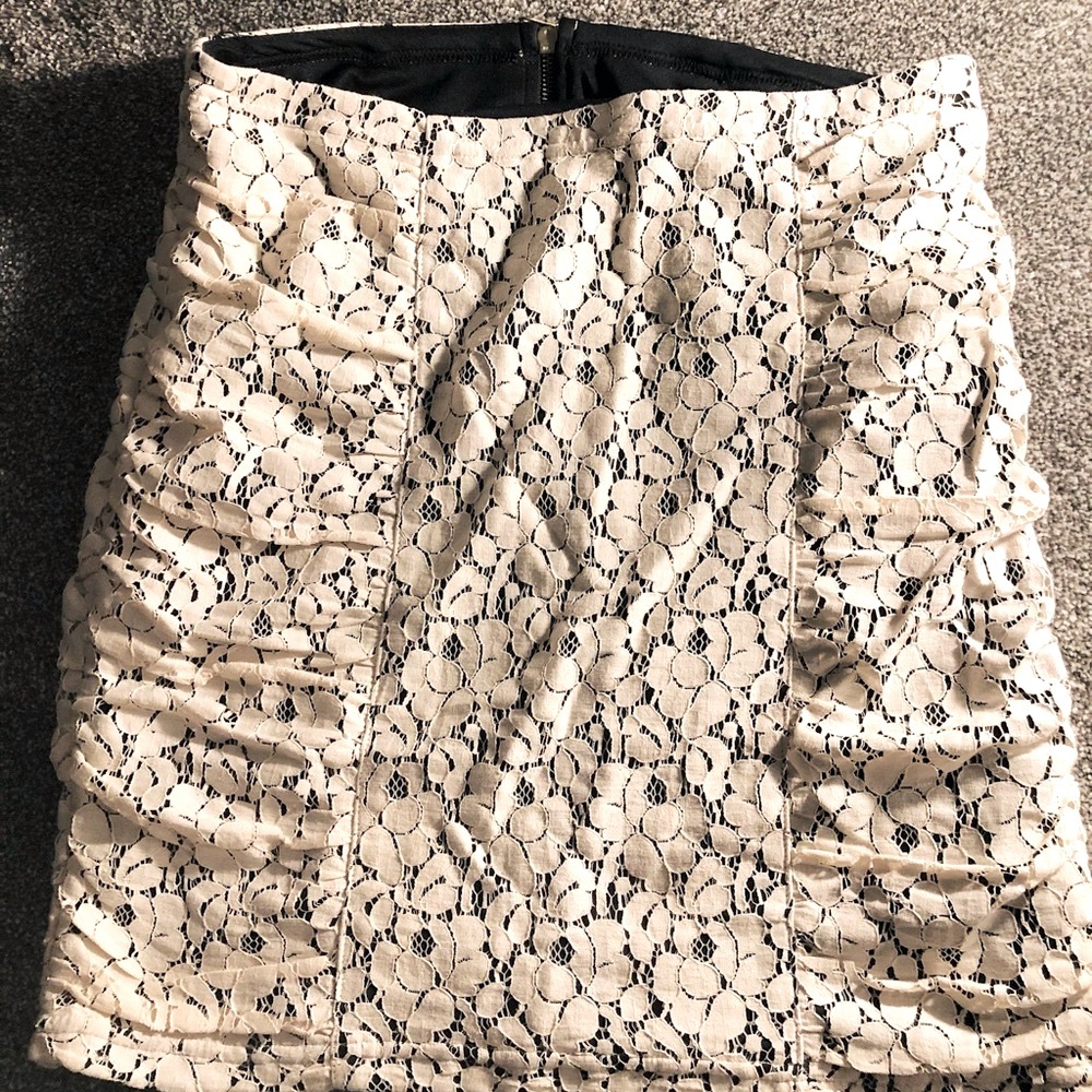 Heart & Soul Lace, Ruched Sides Skirt! (9/10)
Gold Zipper Closure on back!